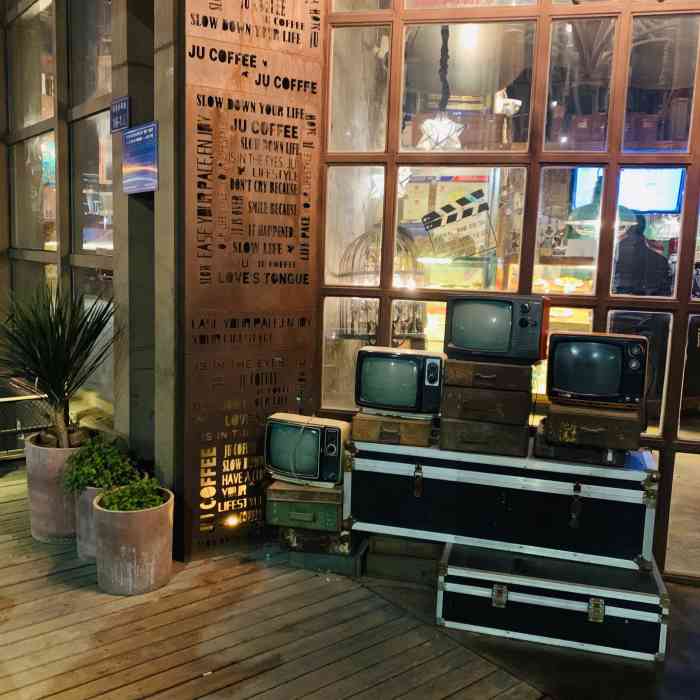 剧漫吧-"店面比较大,一共有三层.装修风格偏美式乡."-大众点评移动版