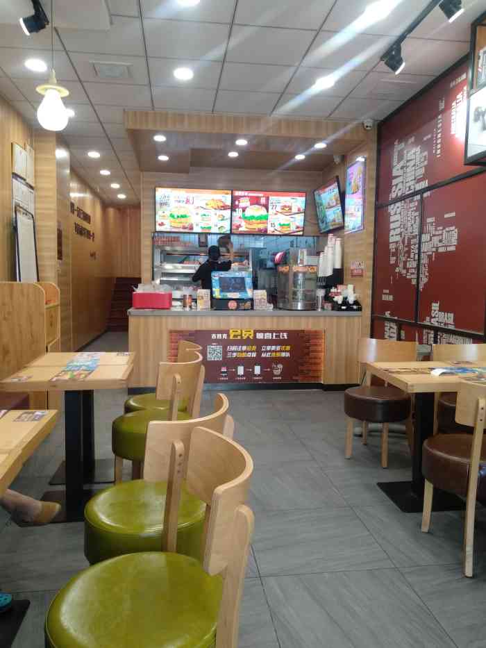 吉胜克(弘泽大街店"双十一口碑团的券,很划算,一个汉堡一份翅.