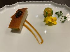 鱼子酱配脆皮烤乳猪-广州文华东方酒店·江-由辉师傅主理