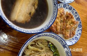 Yellow Soup Braised Pork Noodles