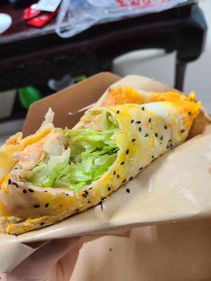 吴小糖煎饼铺-"改良煎饼价格略贵,味道不错.吃起来不大.