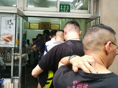 早上排队等小笼的队伍-万寿斋(山阴路店)