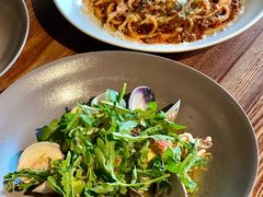 温热海鲜沙拉配牛油果-Mercato莫卡多露台餐厅与酒吧(K11店)