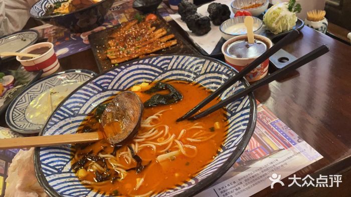 仙隐小鹿料理食堂(沙市人信汇店)鲜熬豚骨地狱拉面图片