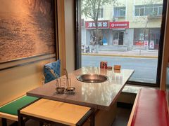 靠窗位-羊来顺冰煮鲜羊 铁锅烀羊肉(中央大街店)