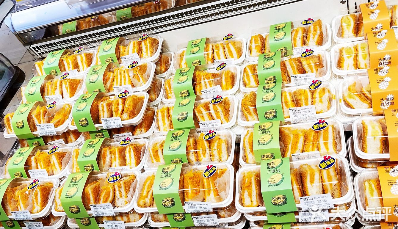 紧紧追随贴标签的店员[加油]