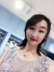 -觅白婚纱礼服馆