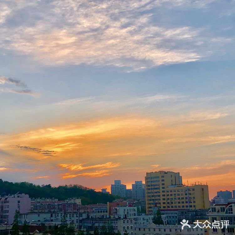 青岛今天的傍晚美的不要不要的，天空中漂浮着白云