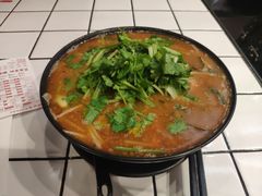 招牌炸酱酸辣米线-肥汁米蘭香港米线(长宁来福士店)