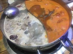 滋补汤底拼番茄汤底-蒙肥羊·酸汤潮牛·鲜牛肉火锅烤肉自助(岗顶店)