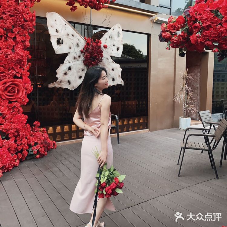 不是，这么漂亮的玫瑰花海餐厅到底谁在吃饭❗️ 