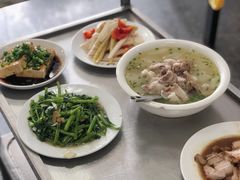 萝卜炖肘子-荣生萝卜汤饭店