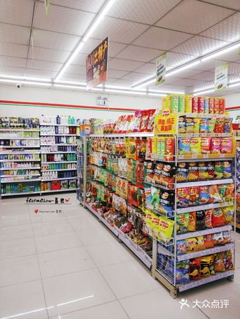 货架之间隔的很开~不拥挤~店里也非常的干净整洁