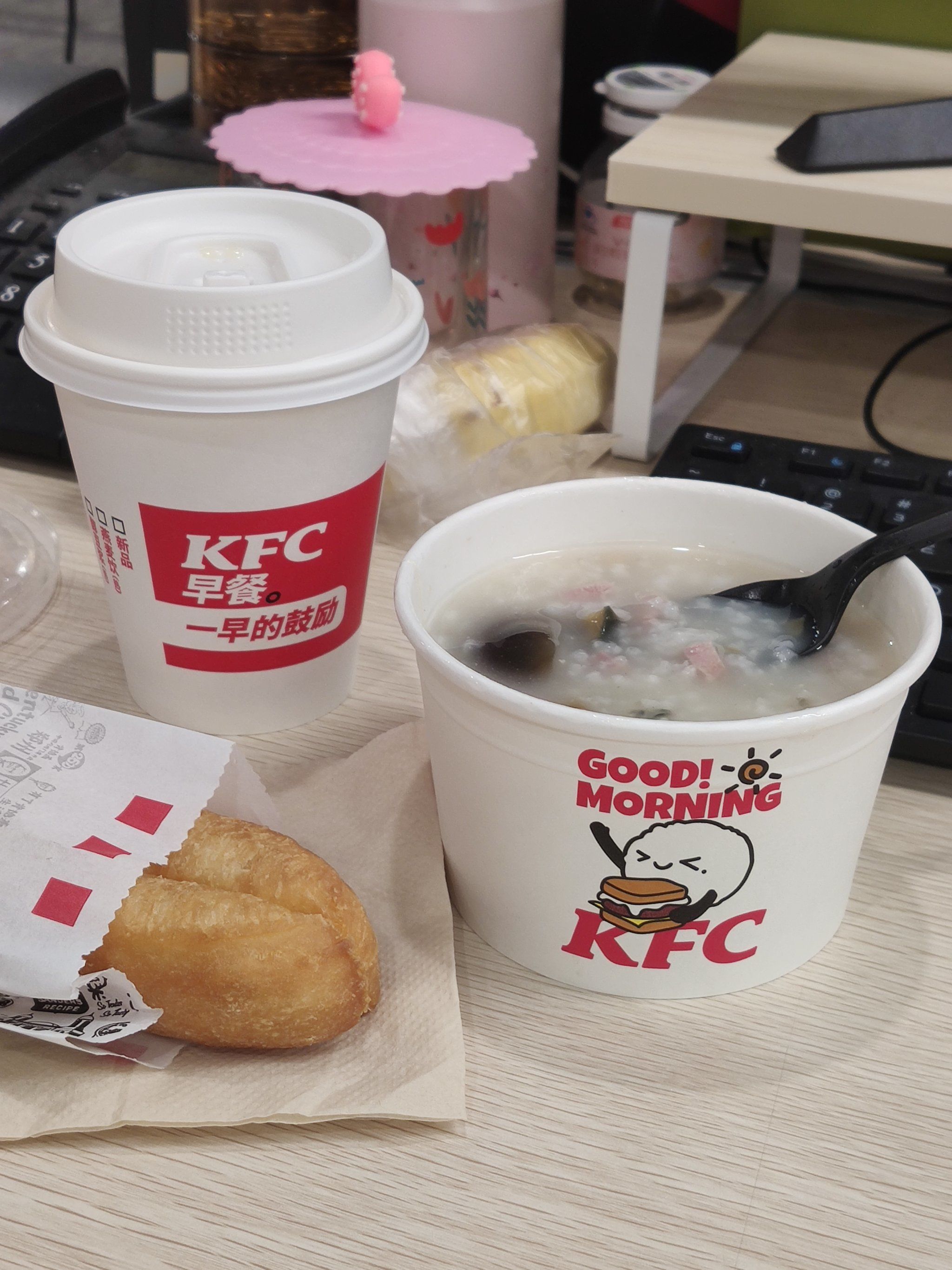 肯德基早餐皮蛋瘦肉粥的碗换了新包装哦
