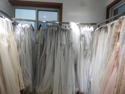 -觅白婚纱礼服馆