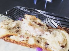 芋泥三角芝士欧包-Juicy Bakery(大学路店)