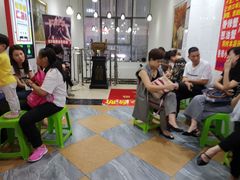 等位区-凤凰路何眼镜香辣蟹(花果园店)