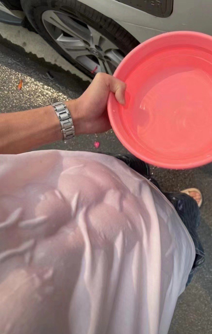 骑自行车被雨浇了一身