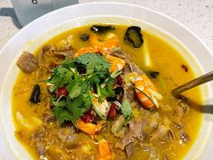 酸汤肥牛凤尾虾-巧克力渔家.小船海鲜胶东菜(万平口店)