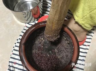 倒入电饭锅中水刚好淹没豆子就可以了