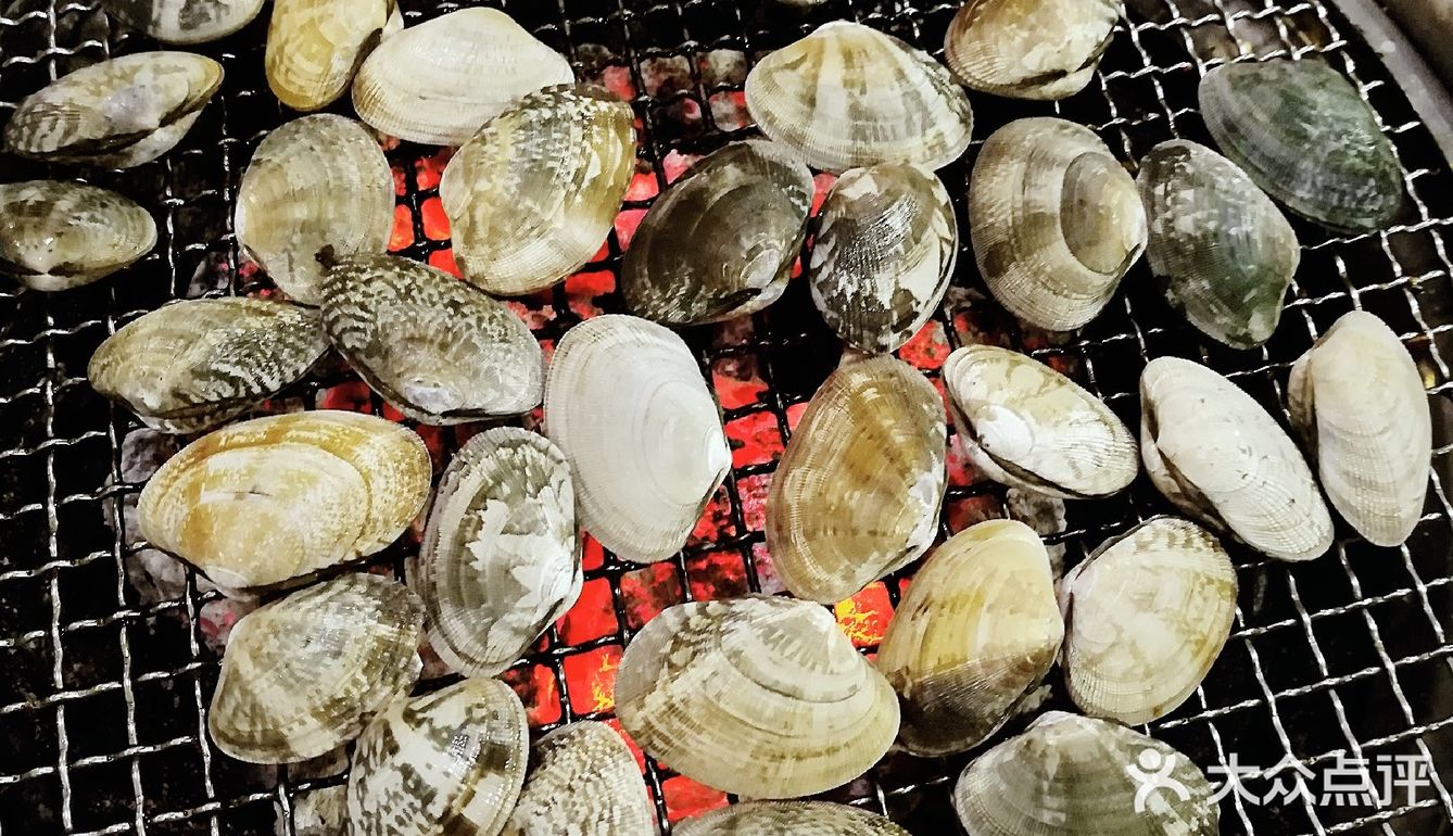 烤蚬子特别鲜流,最好跟烤饼一起吃