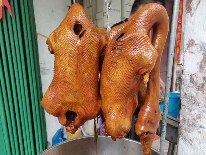 古城闲逛找到的性价比超高小店,蹲街边吃新鲜卤鹅,口
