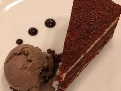 红丝绒蛋糕-WOLFGANG PUCK KITCHEN & BAR(迪士尼小镇店)