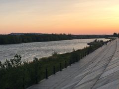 -布尔津河堤夜市