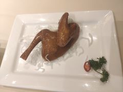 玻璃脆皮妙龄乳鸽-利苑酒家(华熙国际店)