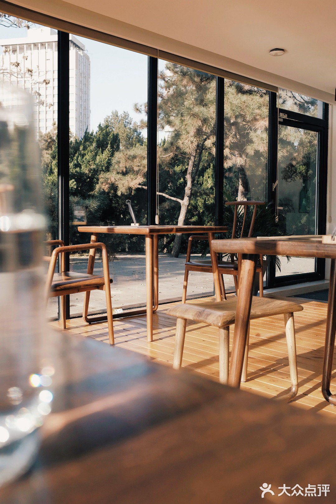 庭院内| 覆乘冬日夕曛之光