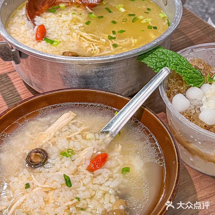 这一锅麻辣鲜香的芋儿鸡谁能拒绝的了呀！！香喷喷😋