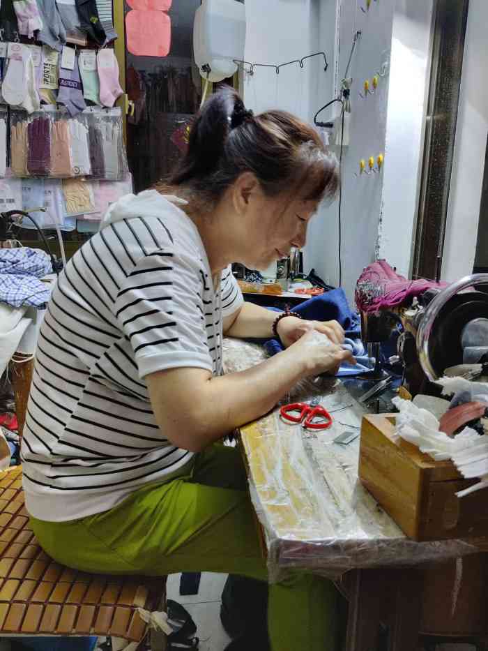 打分 位于桐泾南路彩香二村27幢门卫旁,裁缝店阿姨技术娴熟已经做了二