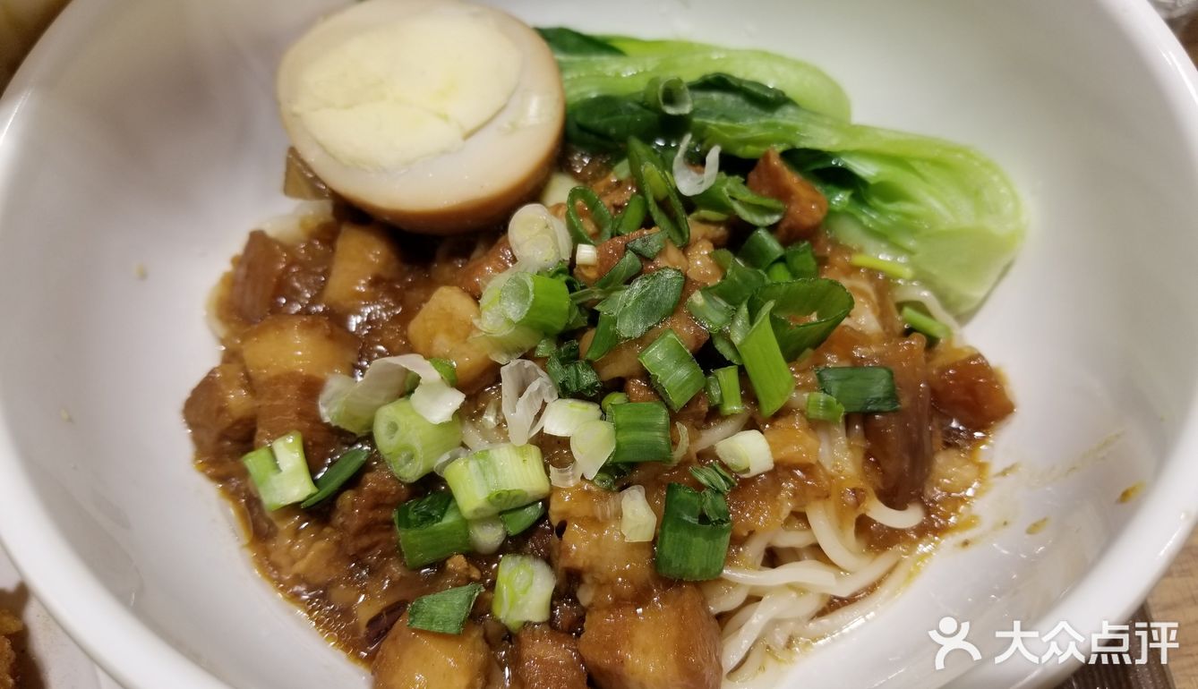 这碟食街头小吃，转眼间就被我们清碟了。香酥鸡翼便当