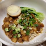 这碟食街头小吃，转眼间就被我们清碟了。香酥鸡翼便当