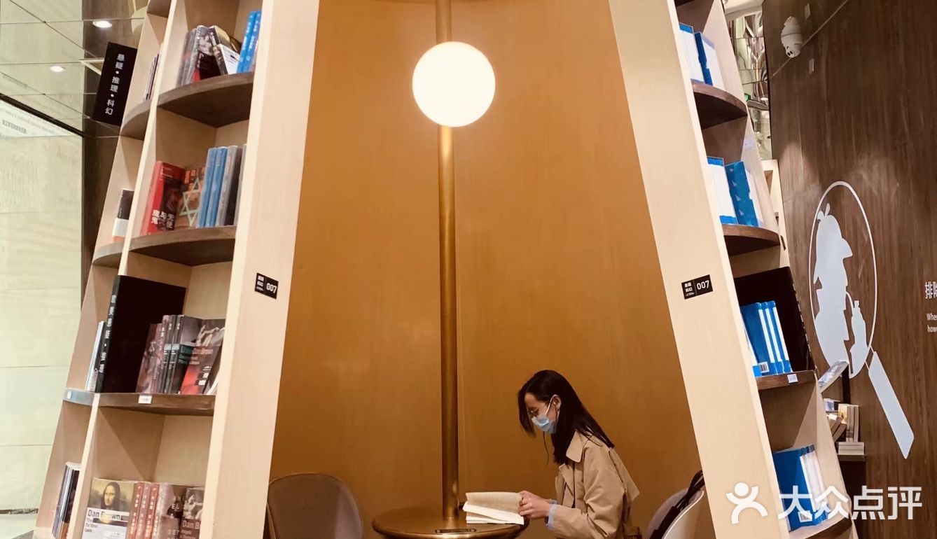 打卡钟书阁，在里面待不过10分钟就出来了