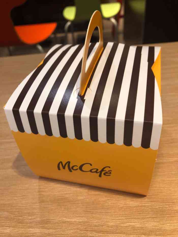 蒙布朗蛋糕,小小的一块,还行吧,不算太甜.