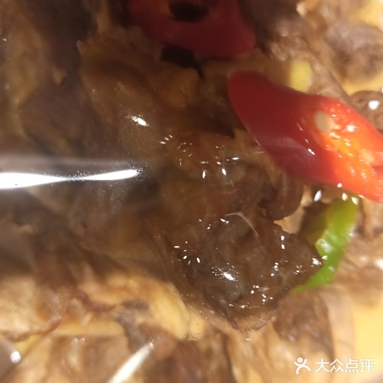 接下来,我们可以使用一口干锅,将火力调至适中