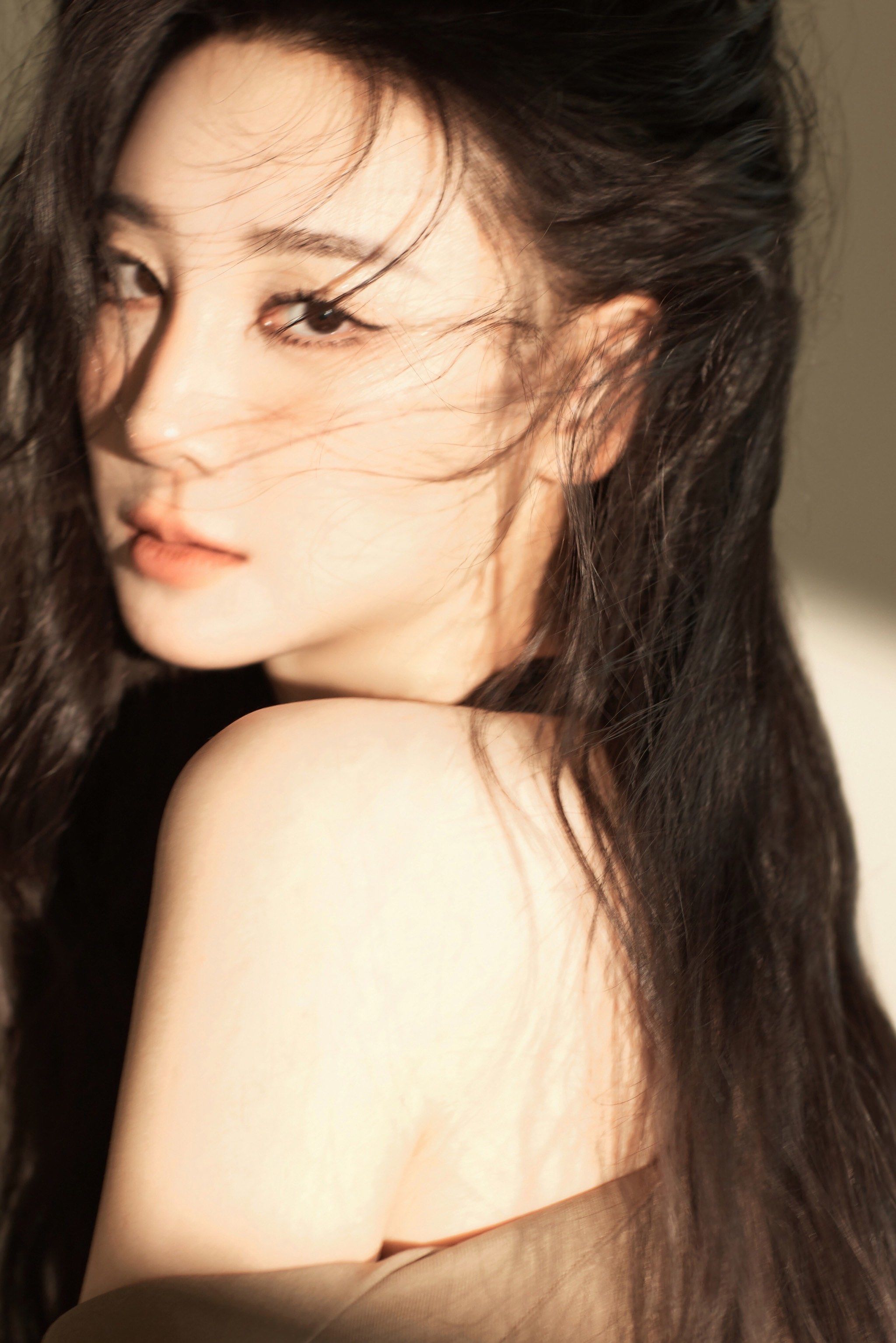 董璇晒母女马年写真照穿紫色旗袍有韵味九岁小酒窝腿长个子高