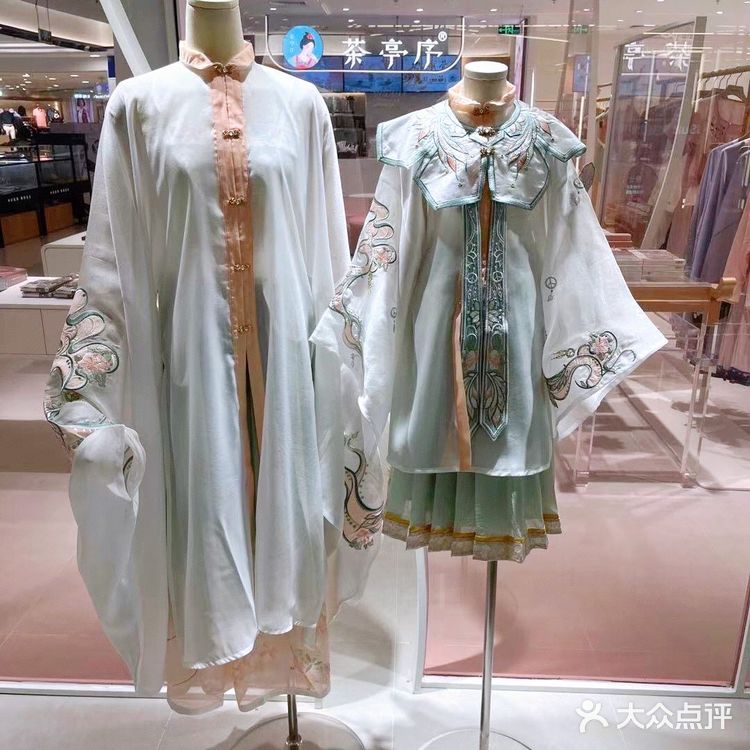 茶饮届与汉服届的首次跨界联名体验店