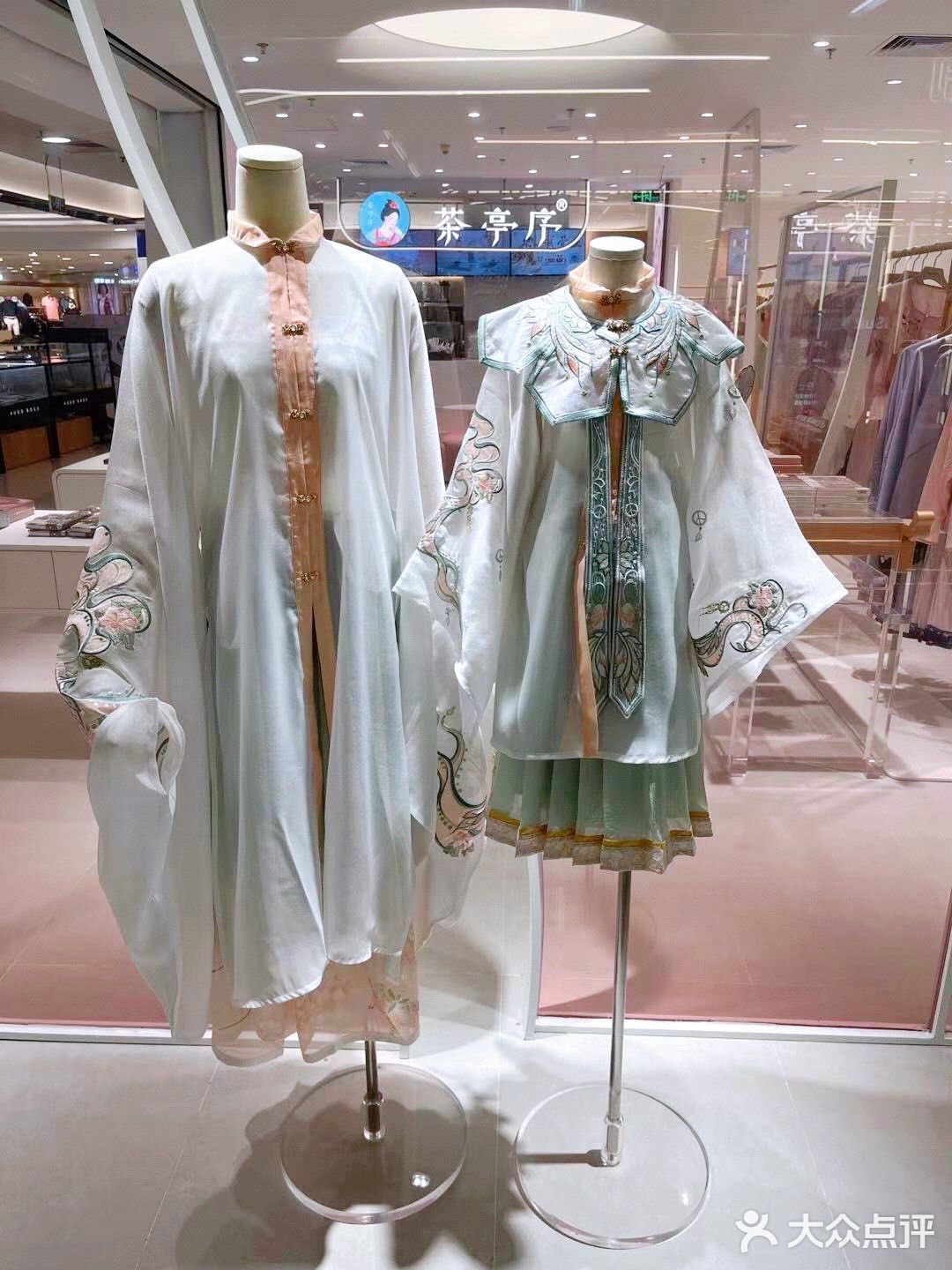 茶饮届与汉服届的首次跨界联名体验店