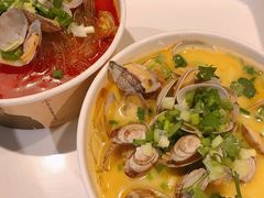 酸辣金汤花甲粉-何记花甲(海岸城旗舰店)