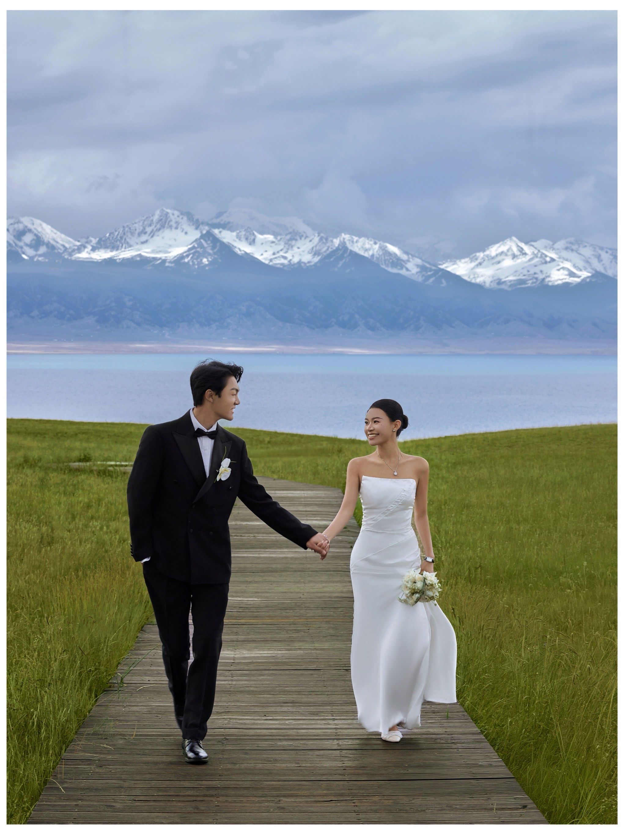 赛里木湖拍照道具婚礼，旅游帮手