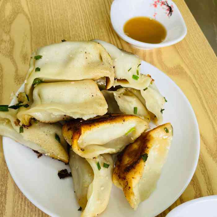 胡记锅贴一家印象非常棒的锅贴店然而这家好像并非我熟悉的胡记锅贴