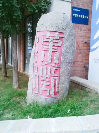 楚河汉街其实是分开的，楚河是连接沙湖和东湖的一条河