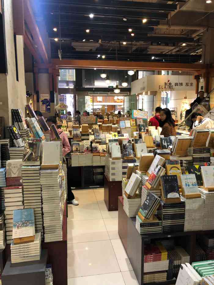 文华书城(汉街店)-"小文艺小清新~楼上还有台阶上专门看书的位.