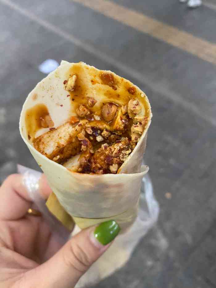 清真特色李记煎饼卷面筋(龙御花园店)-"专门陪媳妇去吃的,因为媳妇在