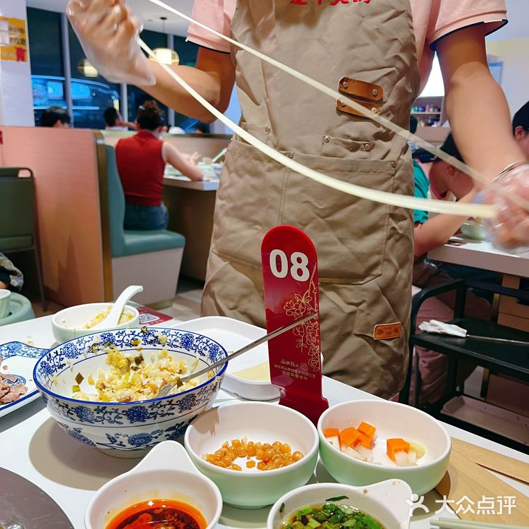 火锅当然要吃现切牛肉啦！
