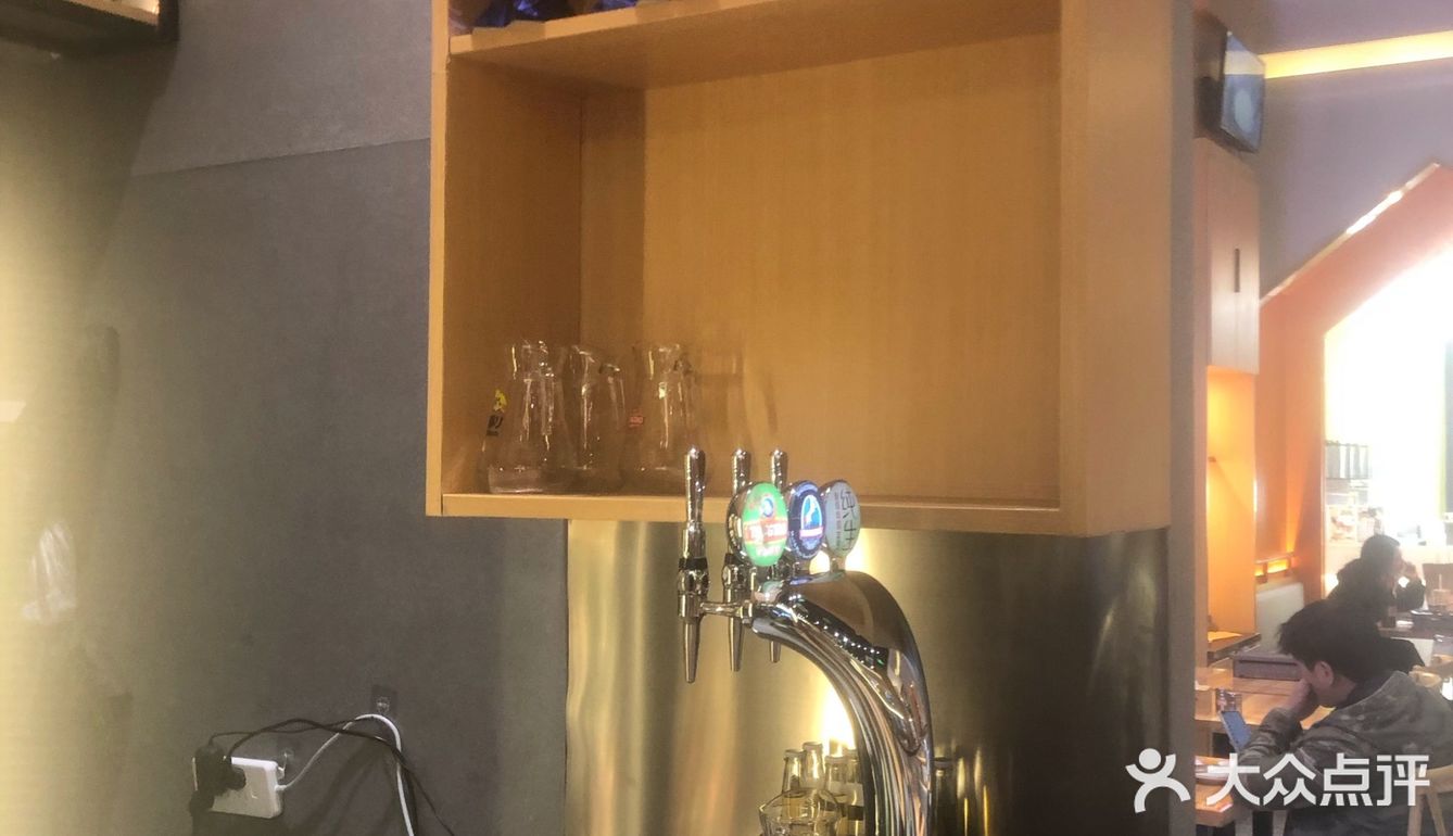 不愧是老牌的大成烧烤晚上坐满了