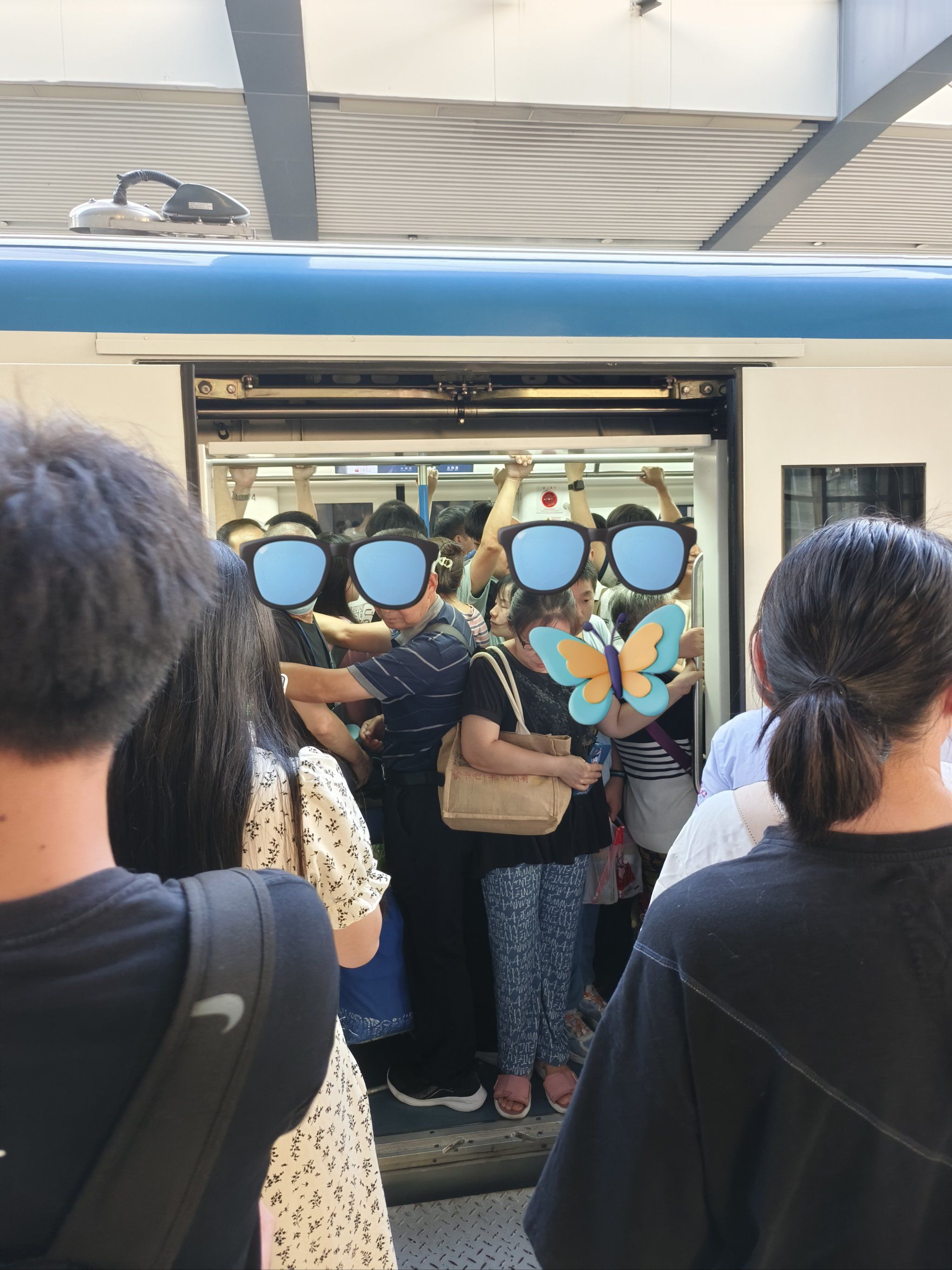 地铁里的拥挤时刻