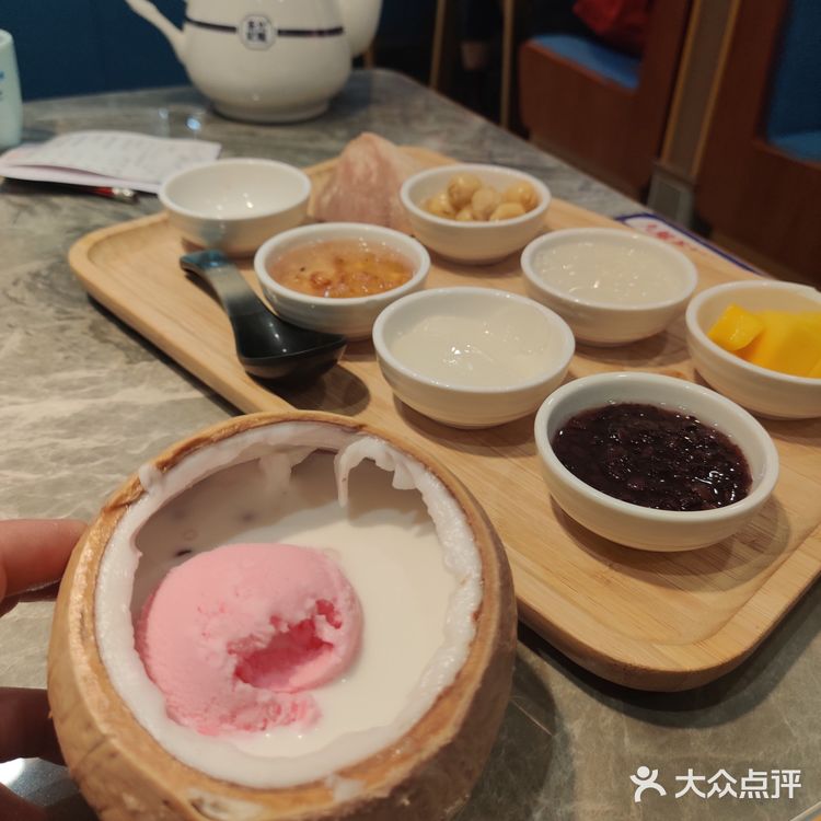 港式大排档的风格,四人桌为主座位很宽敞舒服